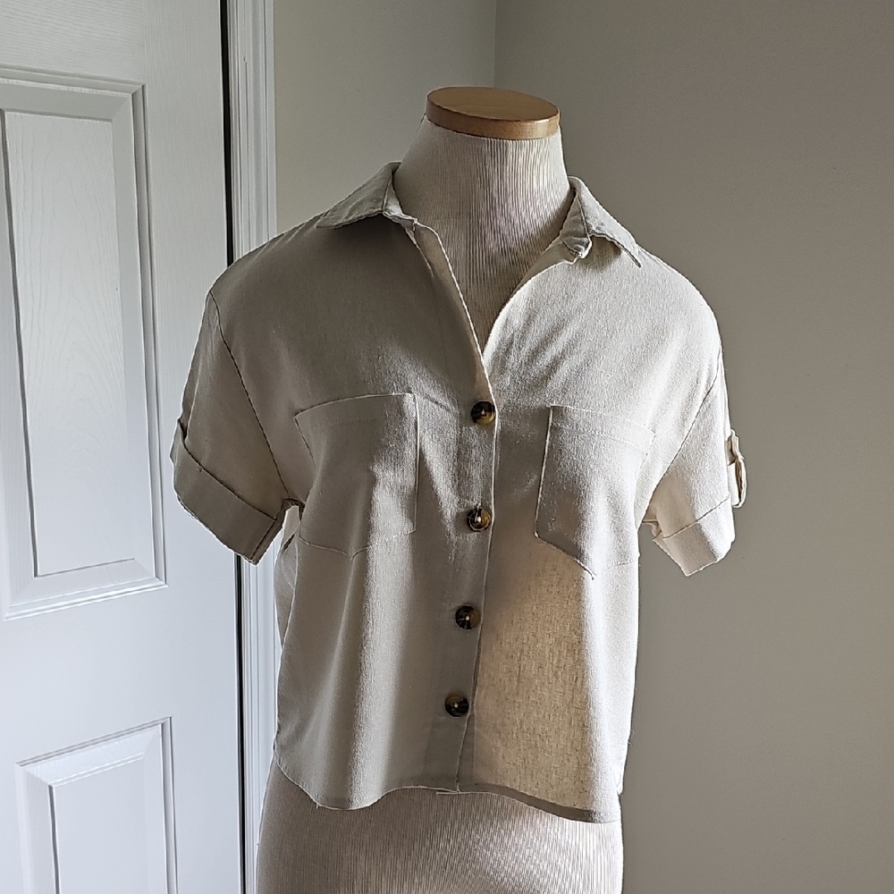 Beige Button-Up Short Sleeve Shirt. Size Small.chest Pockets.